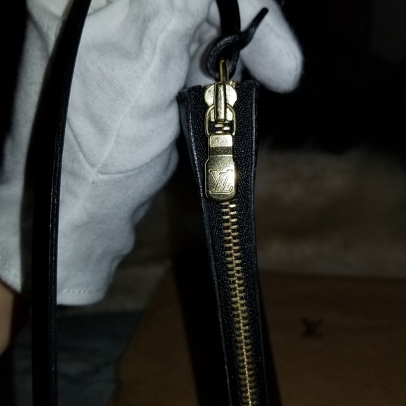 LOUIS VUITTON EPI POCHETTE Black hand bag - Picture 7 of 14